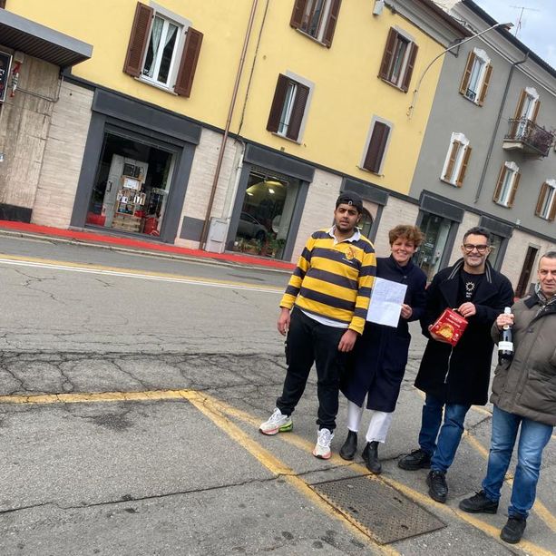 FOTO. Per una volta il lieto fine... Il tappeto rosso rubato in viale Aguggiari è stato restituito