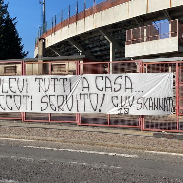 IN DIRETTA. Varese-Casatese nello stadio deserto con i tifosi fuori dai cancelli che contestano la società