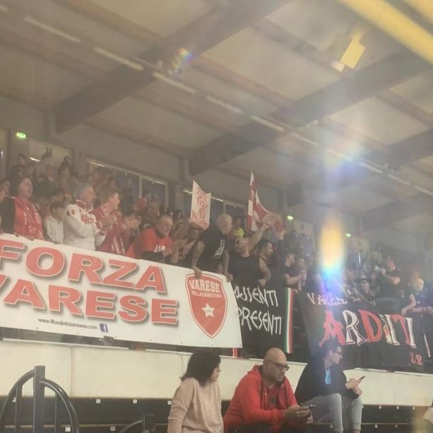 TORTONA-VARESE, la diretta. Centinaia di varesini a Casale per sostenere i biancorossi