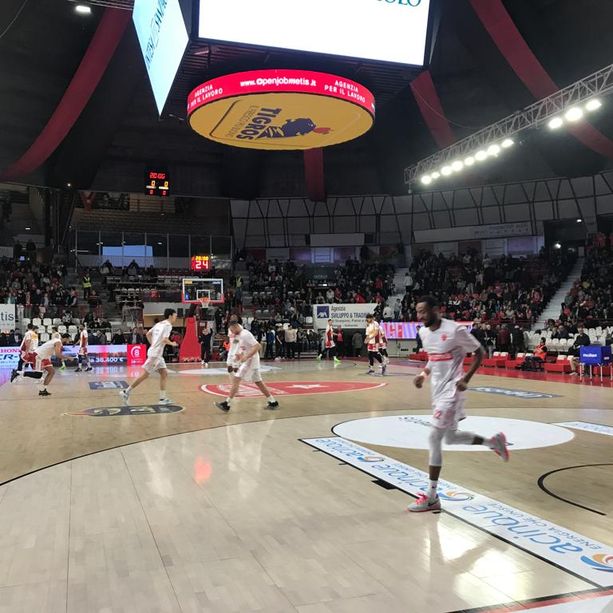 VARESE-PESARO, la diretta. C'è una Masnago piena per sfidare i precedenti