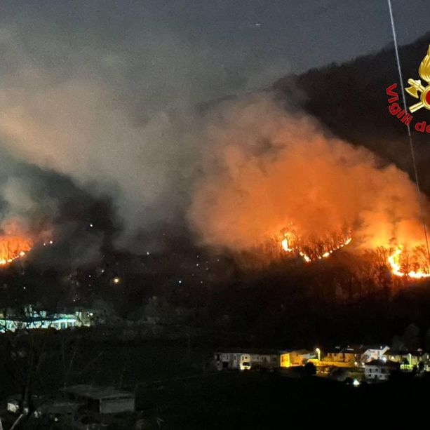 Un'altra notte di fuoco a Montegrino: il fronte dell'incendio si è allargato a 500 metri