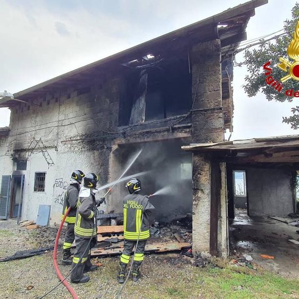 FOTO - In fiamme un edificio abbandonato a Porto Valtravaglia