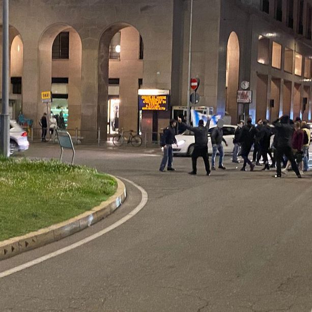 Napoli campione d'Italia: in piazza Monte Grappa gli ultras varesini controllati dalla polizia. Strade chiuse e tensioni