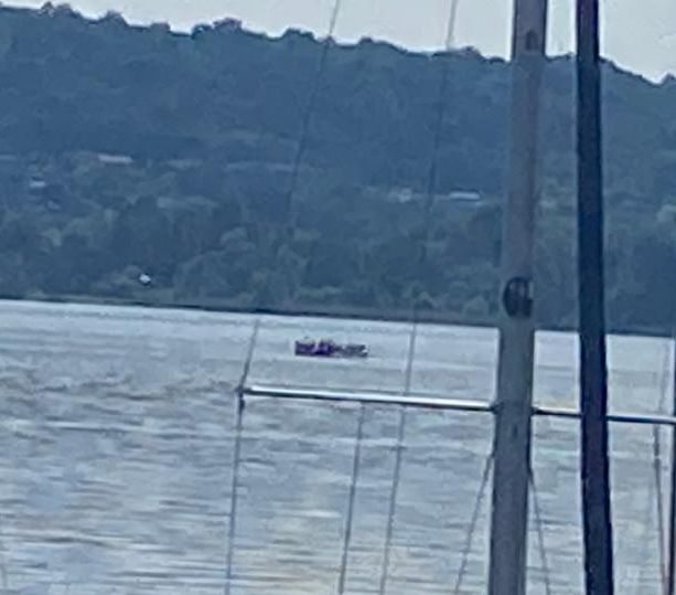 VIDEO - La barca della tragedia recuperata dalle acque, in mezzo ai turisti di un giorno &quot;normale&quot;