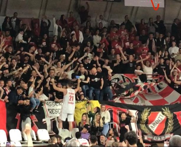 La carezza del Capitano: «Varese, ti ho sentita sulla pelle». La società: «Grazie Gianca, è stato un viaggio bellissimo»