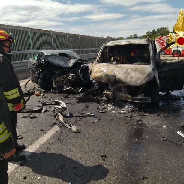 Spaventoso frontale all'uscita della Pedemontana: auto in fiamme e due feriti