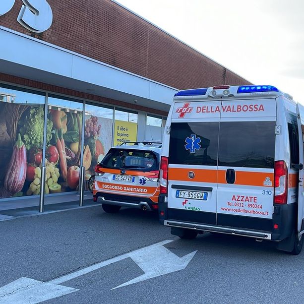 Si sente male al supermercato: lo salva una dottoressa intenta a fare la spesa