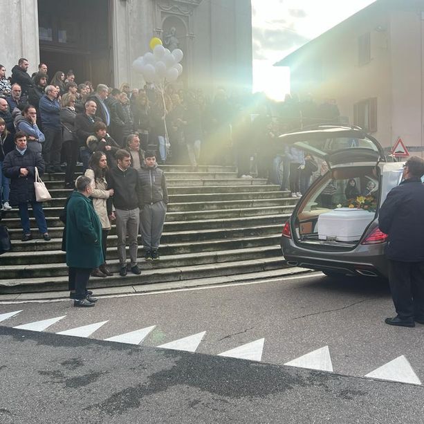 FOTO e VIDEO - Il silenzio di un intero paese e quello di tante giovani vite nell’addio a Dante