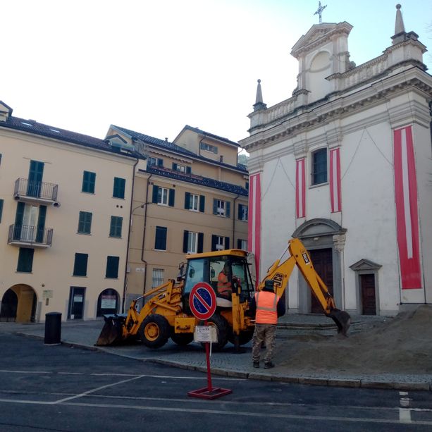 Falò di Sant'Antonio, iniziati i lavori per la posa della catasta. Domani bancarelle e in serata l'accensione