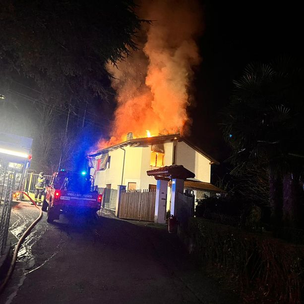 FOTO. Incendio nella notte a Montegrino Valtravaglia: tetto distrutto dalle fiamme