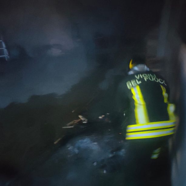 La cenere del camino riposta in un bidone manda a fuoco un garage a Morazzone