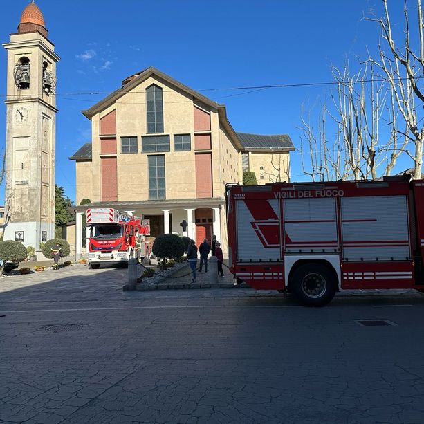 Pluviale pericolante per il vento forte. Intervento dei vigili del fuoco alla chiesa di Verghera