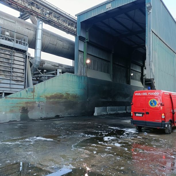 FOTO. Fiamme nella notte al cementificio Holcim di Comabbio: in azione i vigili del fuoco. Sul posto anche l'Arpa