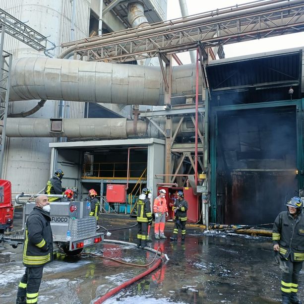 Incendio al cementificio Holcim di Comabbio: «Nessun rischio per ambiente e persone»