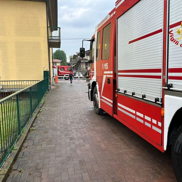 FOTO. Incendio in un garage di Cairate: trentenne ustionato