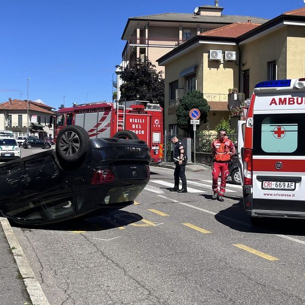 Schianto e auto ribaltata in via Crispi: una donna ferita e strada chiusa