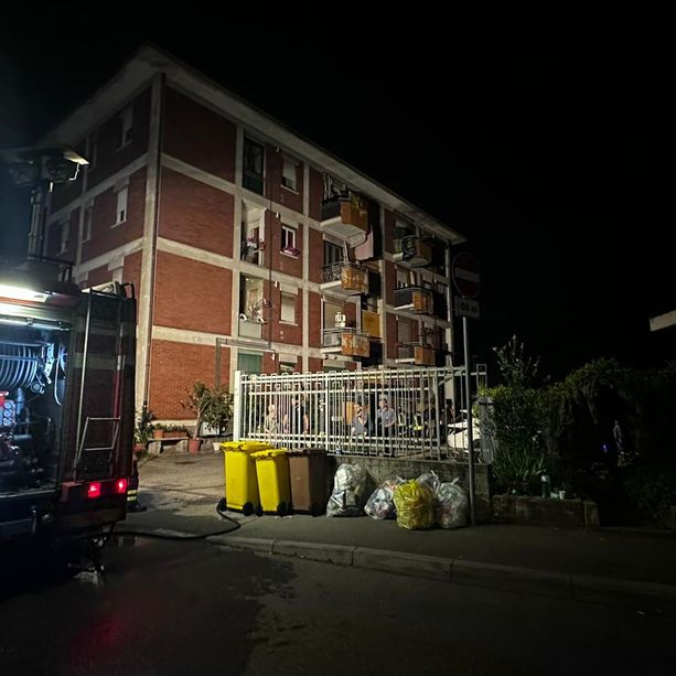 Incendio in una casa Aler di Saronno: palazzina evacuata
