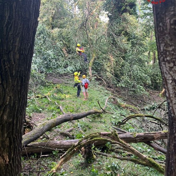 FOTO. Disperso nel bosco in Val Veddasca: salvato dall'elicottero dei vigili del fuoco