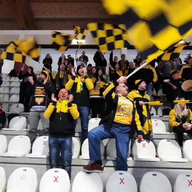 Mastini colpiti e feriti sul traguardo: il Pergine rimonta tre gol e vince all'overtime (5-4). In gara 3 decisiva la spinta della gente