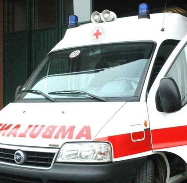 Auto e moto si scontrano lungo la Provinciale. Paura per un ragazzo di 24 anni a Cocquio Trevisago
