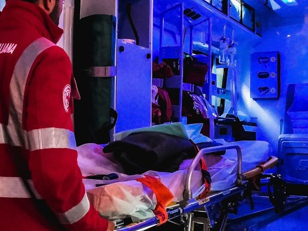 Carambola tra due auto nella notte sulla diramazione A8/26: feriti un uomo e un bimbo di pochi mesi
