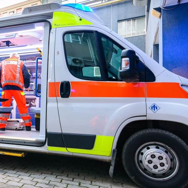 Ha un malore mentre pedala e cade dalla bici: in gravissime condizioni una donna a Jerago con Orago