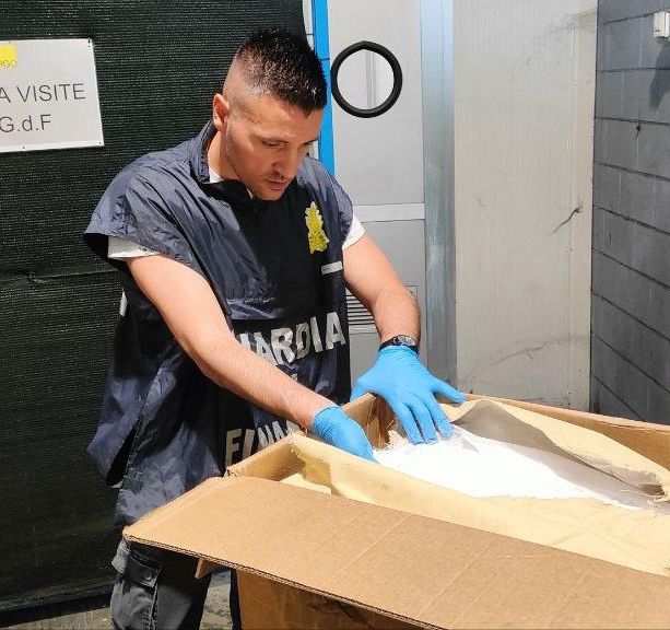 La Finanza di Varese stronca il mercato dell'ecstasy in Europa: sequestrati oltre sei tonnellate di sostanza per produrre 63 milioni di pasticche. Le indagini partite da Malpensa