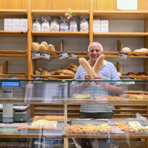 VARESE DALLA VETRINA/28. Lorusso, pane e passione: «Tengo aperto a Ferragosto e a Natale per il palato dei varesini»