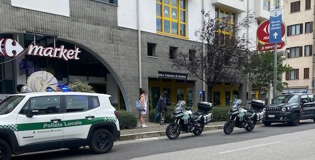 Strappano una collanina dal collo di un anziano, cinque ragazzini nei guai