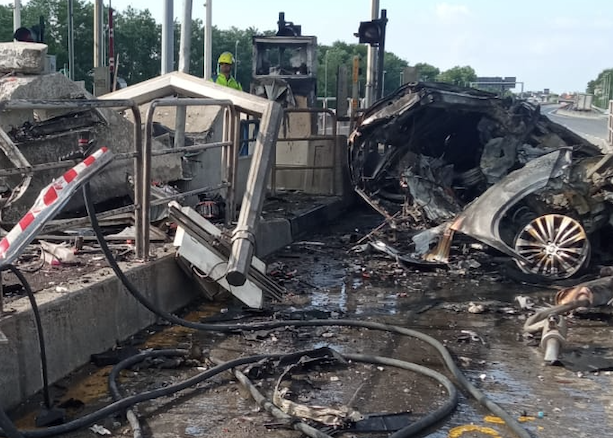 FOTO. Auto si schianta alla barriera di Gallarate e prende fuoco: un morto in Autolaghi