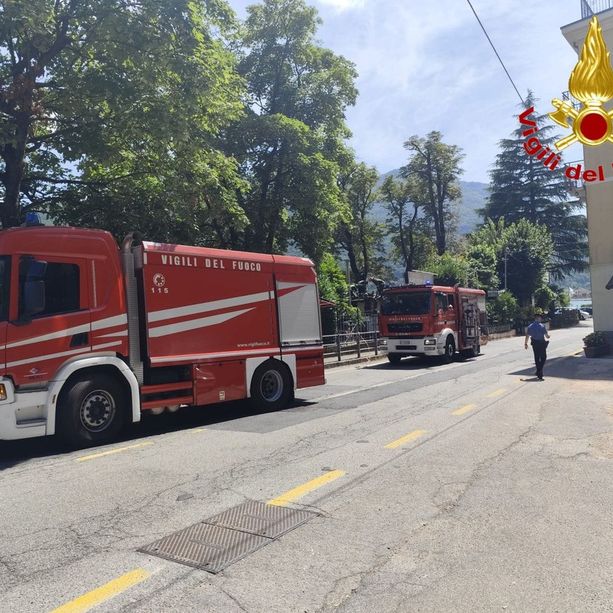 A fuoco il tetto di un ristorante. Vigili del fuoco in azione a Porto Ceresio