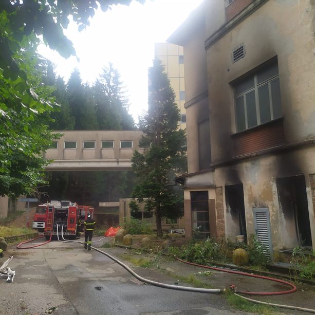 Una notte di lavoro per domare l'incendio all'ospedale di Cuasso. L'ombra del dolo sull'origine delle fiamme