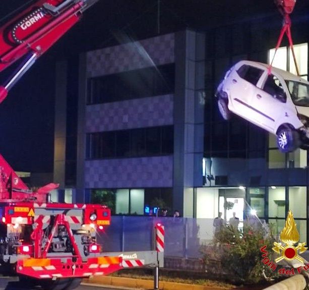 FOTO. Vola fuori strada, colpisce le auto in sosta e abbatte un palo