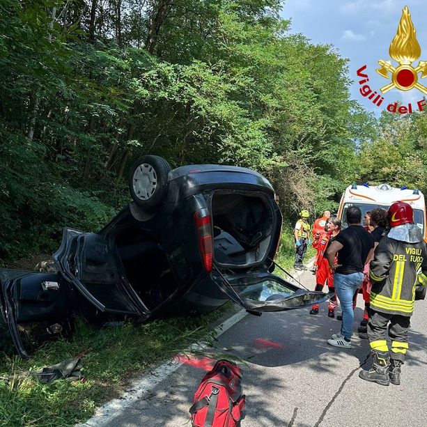 Ancora incidenti: un ferito nell'auto ribaltata a Travedona Monate, due giovanissimi soccorsi a Vedano