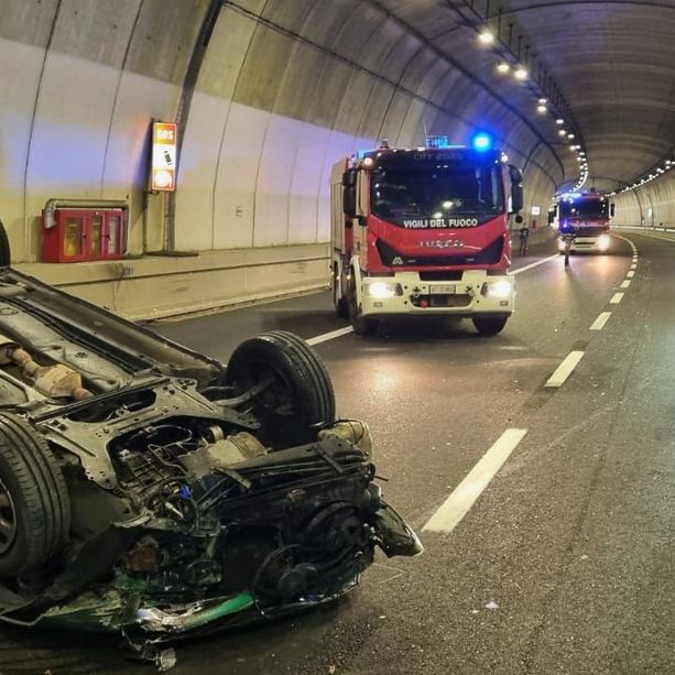 Incidente in galleria sulla Pedemontana, donna ferita nell'auto ribaltata