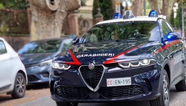Aggredisce i vicini di casa con un machete: arrestato dai carabinieri