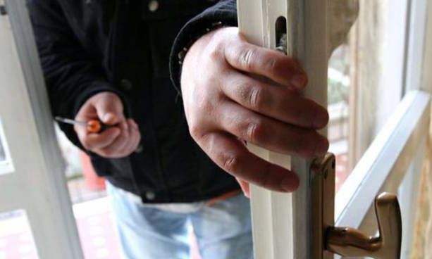 Sorprende i ladri in casa e viene minacciato di morte con un coltello