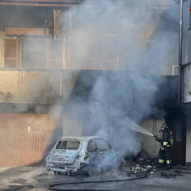 Auto e moto in fiamme a Lonate Pozzolo: due persone tra cui un disabile intossicate