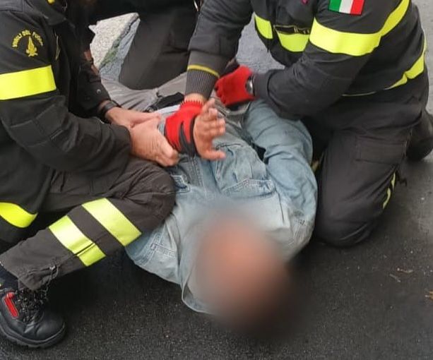 Scippa una donna ma viene immobilizzato da una squadra di vigili del fuoco