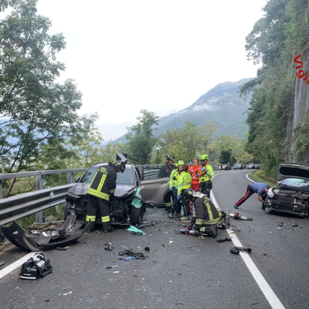 Pomeriggio di incidenti: frontale sulla 394 a Zenna, pedone ferito a Sesto Calende