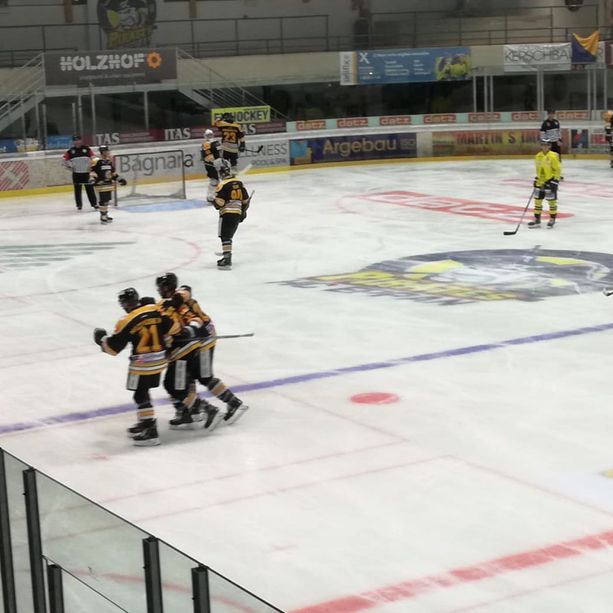 HOCKEY. Vecchio cuore giallonero batte 7 assenze e l'Appiano: il Pastore Tedesco indica la via all'overtime (5-4). Una vittoria per Marco Franchini (foto)