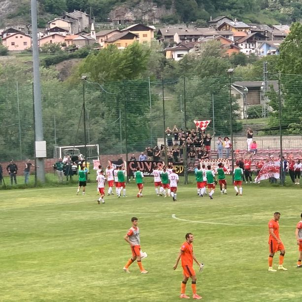 Il Varese vince anche in Val d'Aosta (2-1) e fa festa con i suoi tifosi. Domenica tutti a Casale per l'impresa playoff