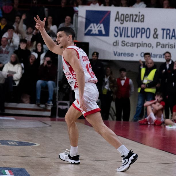 Varese vince e lascia Napoli sul fondo della classifica