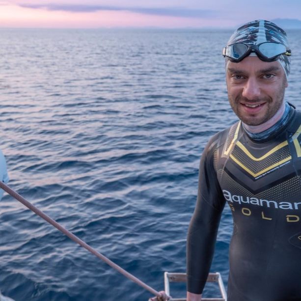 Da Porlezza a Porto Ceresio a nuoto: l’ultima impresa di Giorgio Riva che sa di solidarietà