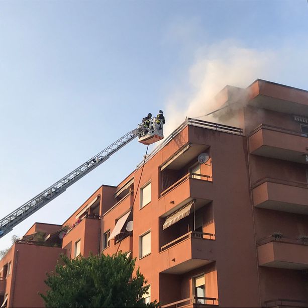VIDEO e FOTO. Due scoppi e le fiamme: appartamento a fuoco in via Crispi