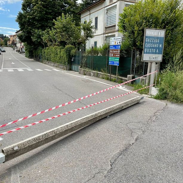 Gazzada, trattore abbatte la sbarra del passaggio a livello: chiusa via Morazzone