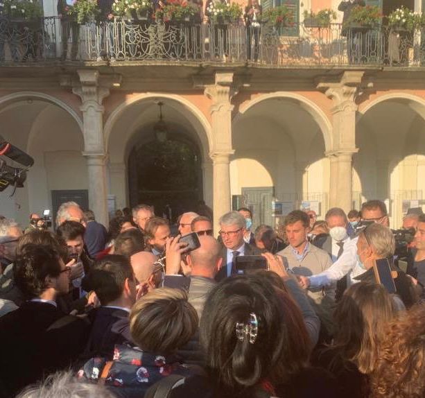 VIDEO e FOTO - L’attesa, la bottiglia e quella marcia lunga 650 metri e 5 anni: le ore del trionfo del &quot;nuovo vecchio&quot; sindaco Galimberti