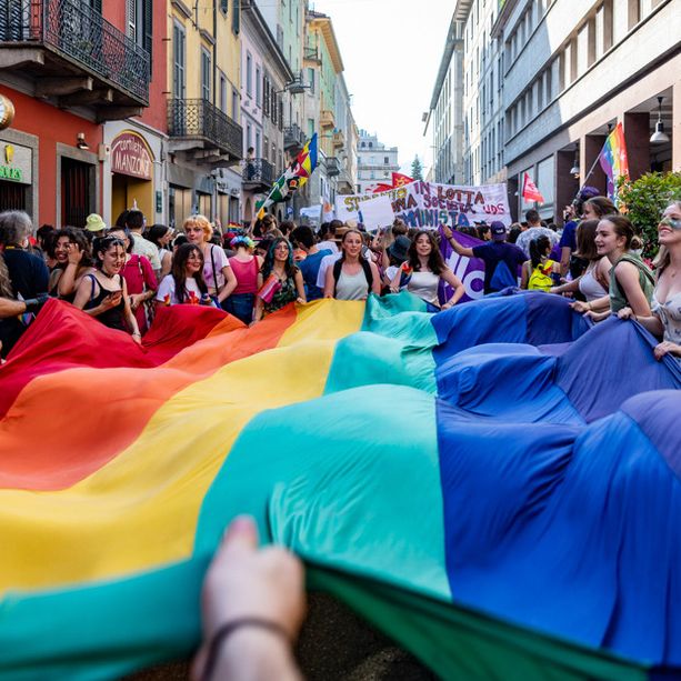 Un sabato arcobaleno per colorare la città. Per le vie del centro sfila Varese Pride