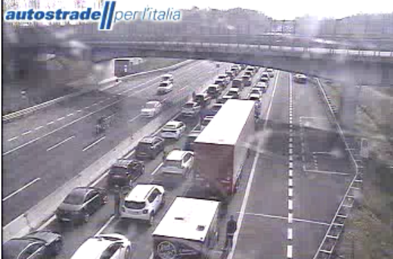 Schianto in Autolaghi, quattro persone soccorse in codice rosso e autostrada chiusa