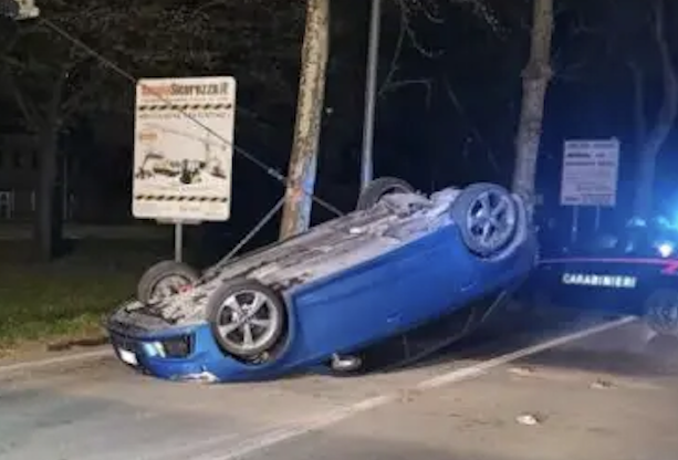 Si ribalta con l’auto e scappa mentre la vettura va a fuoco. Si cerca il conducente